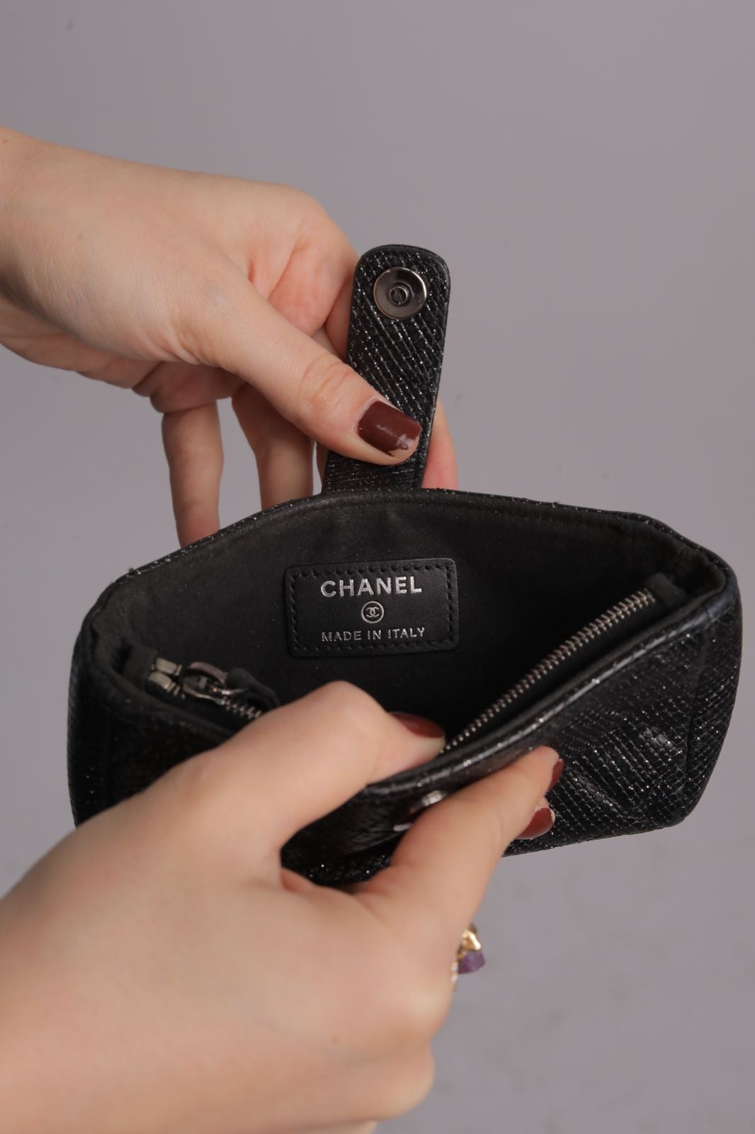 Chanel Mini cuir Pailleté Phone case